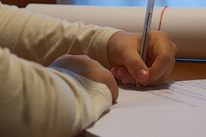 Noch bis in die 1970er-Jahre wurden in Deutschland Kinder in der Schule dazu gezwungen, mit der rechten Hand zu schreiben - auch wenn ihre dominante Hand die linke war. 
