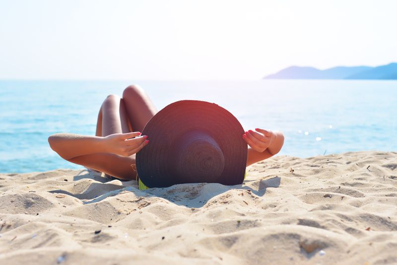 Die Zeit im Urlaub ist oft knapp bemessen - also schnell an den Strand und die Sonnenstrahlen genießen? Lieber nicht! Ihre Haut braucht Zeit, sich an die Sonne zu gewöhnen. Besonders zu Beginn sollten Sie deshalb lieber nur kurz in die Sonne.
