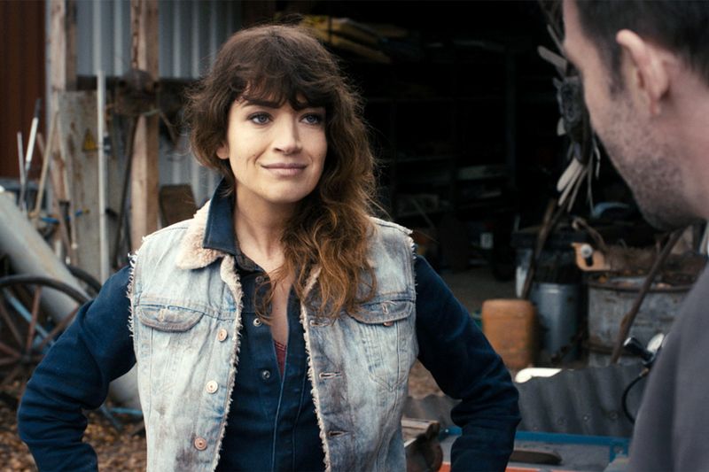 Die taffe Luzi (Anna Bederke) zieht hinter den Kulissen des Schrotthändler-Unternehmens die Fäden.