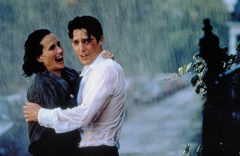 Nur ein One-Night-Stand? Nachdem sich der eingefleischte Single Charles (Hugh Grant) und die lebenslustige Carrie (Andie MacDowell) in "Vier Hochzeiten und ein Todesfall" (1994) auf einer Hochzeit kennengelernt und die Nacht zusammen verbracht haben, sind beide noch nicht bereit, eine Beziehung einzugehen. MacDowell hatte zu diesem Zeitpunkt bereits viele Herzen erobert - nicht nur mit romantischen Komödien ...