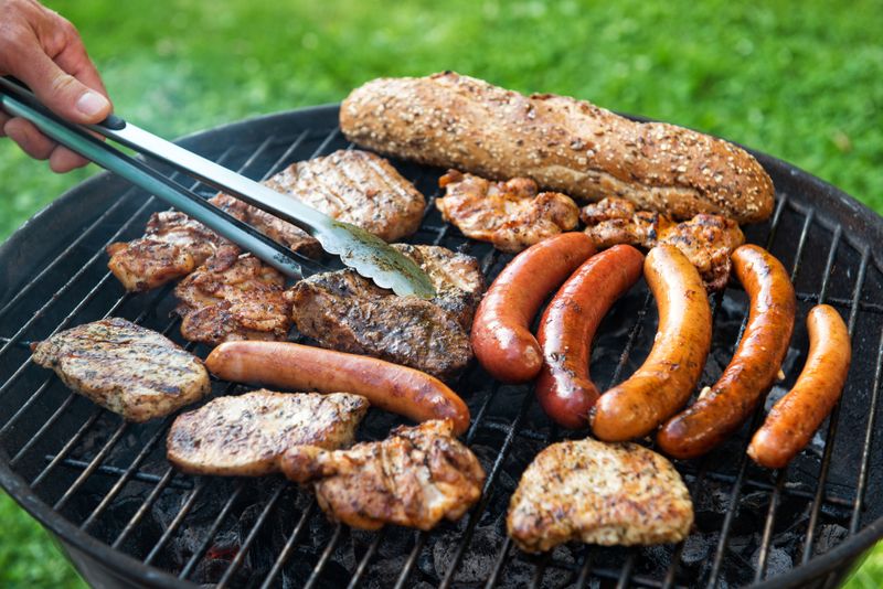 Fleisch und Würstchen stehen für viele Barbecue-Fans auf Platz eins des beliebtesten Grillguts. Doch nicht alle Fleischsorten sollten auf dem Rost landen. Manche Lebensmittel setzen bei zu hohen Temperaturen sogar krebserregende Stoffe frei ...