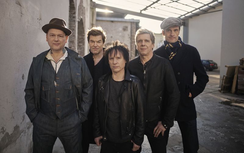 Die Band-Doku "Weil du nur einmal lebst" begleitete Die Toten Hosen zehn Jahre lang auf Tour. Nun haben die Düsseldorfer für den Sommer 2026 weitere Konzerte angekündigt - und Spekulationen über ein mögliches Ende der Band angeheizt.