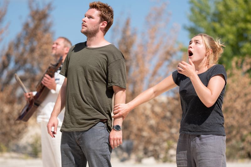 Oh! Mein! Gott! - Wir verraten nicht, was diese beiden gerade beobachten, sagen aber, dass Jack Reynor und Florence Pugh in "Midsommar" als ahnungslose Touristen absolut überzeugen.