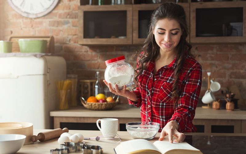 Butter, Eier, Zucker, Milch und Mehl - das sind die Grundzutaten der meisten herkömmlichen Kuchen. Doch wussten Sie, dass Sie viele davon mit einfachen Alternativen ersetzen können? Wir verraten Ihnen, welche Ersatzprodukte infrage kommen ...