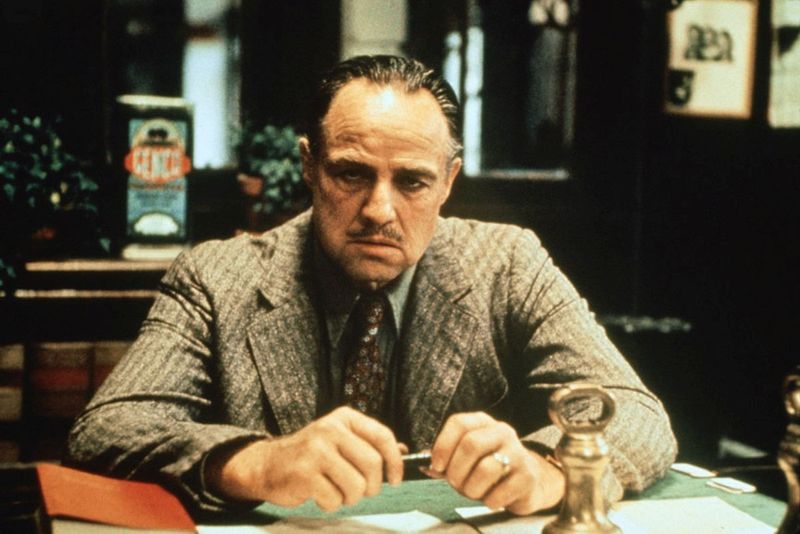 Mit seiner Verkörperung des Vito Corleone schuf Marlon Brando eine Ikone des Kinos. Dabei wollte das Studio Brando ursprünglich nicht in der Rolle sehen - er sei zu jung und sein letzter Film außerdem ein Flop gewesen. Mit einem künstlichen Mundteil verwandelte sich Brando dann aber doch in Corleone - und gewann prompt den Oscar als bester Hauptdarsteller.