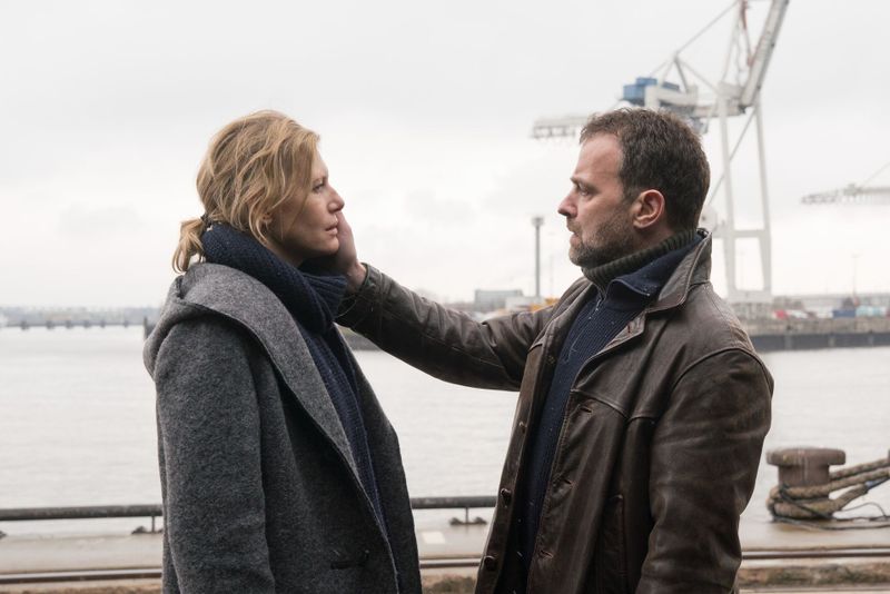 Anne (Ina Weisse) und Harry Hoppe (Juergen Maurer) führten vor dem Schiffsunglück eine schwierige Ehe - was ist geschehen?