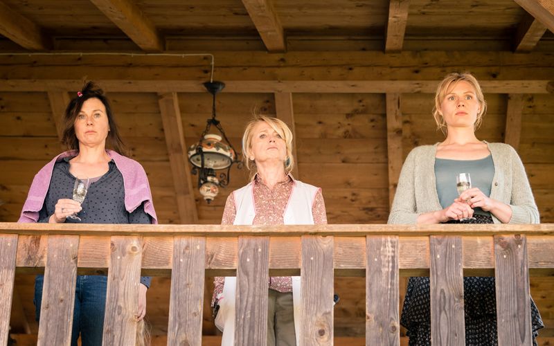 Maria (Bettina Mittendorfer, links), Waltraud (Gisela Schneeberger, Mitte) und Lena (Rosalie Thomass) sorgen in Marienzell erneut für Aufsehen.