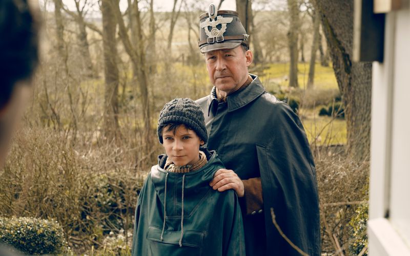 Jens Ole Jepsen (Ulrich Noethen, rechts) ist der stolze Polizist eines friesischen Dorfs und spannt seinen Sohn Siggi (Levi Eisenblätter) in seine Arbeit ein.