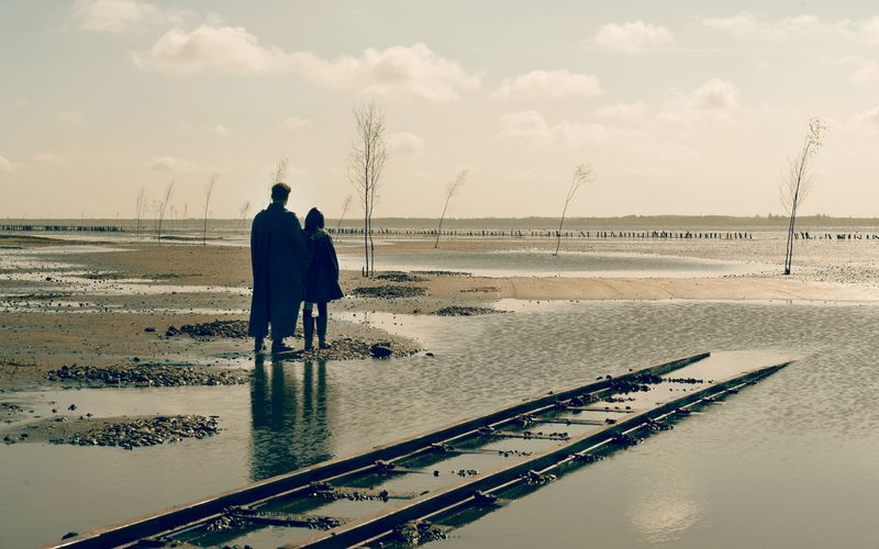 Jens Ole Jepsen (Ulrich Noethen, links) nimmt seinen Sohn Siggi (Levi Eisenblätter) mit ins Watt.