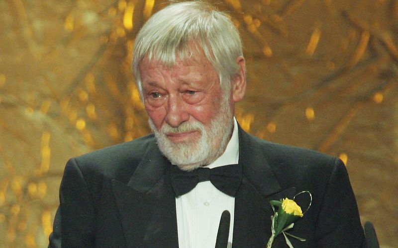 Am 17. Mai wäre er 100 geworden: "Es ist alles eine große Rederei." - So erklärte Dietmar Schönherr dem unerfahrenen Publikum den Begriff "Talkshow". Nach 1973 führte er durch "Je später der Abend" und erfand das Genre in Deutschland. Darüber hinaus moderierte er eine Reihe weiterer Shows und spielte sich durch die Sci-Fi-Serie "Raumschiff Orion" (1966) in die Herzen der Zuschauer. Für uns zählt Schönherr zu den Menschen, die sich die Bezeichnung "Legende" wirklich verdient haben ...