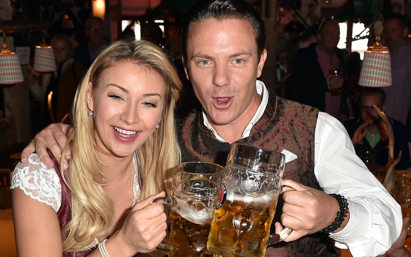 Endlich wieder Wiesn! Anlässlich des Beginns des diesjährigen Oktoberfests präsentieren wir die "schönsten" Promi-Wiesn-Bilder der letzten Jahre - denn nicht nur Stefan Mross und seine damalige Partnerin Anna-Carina Woitschack ließen sich ordentlich krachen ...