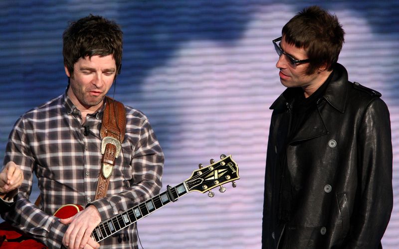 Seit der Auflösung von Oasis 2009 wird immer wieder spekuliert, ob Noel (links) und sein Bruder Liam Gallagher womöglich jemals wieder gemeinsam auf einer Bühne stehen werden. Doch wenn man die gehässigen Aussagen der beiden übereinander liest, scheint eine Reunion eher unwahrscheinlich. Die Britpop-Brüder sind nicht die einzigen Musiklegenden, die sich mehr oder weniger offensichtlich nicht leiden konnten ...