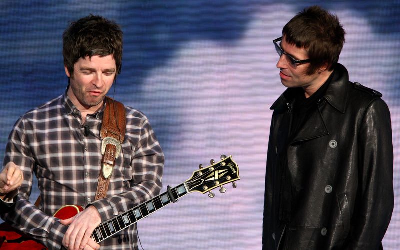 Die Brüder Noel und Liam Gallagher bildeten einst das Erfolgsduo Oasis. Nachdem die Brit-Popper 2009 im Streit auseinandergingen, deutet sich nun eine Versöhnung der beiden an.