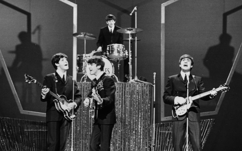 Im Alter von sieben Jahren erschütterte ihn der Auftritt von Elvis bei "Ed Sullivan", 1964 sah er die Beatles in der legendären Show: Kurz darauf kaufte sich Bruce Springsteen seine erste Gitarre und lernte, darauf "Twist And Shout" zu spielen.