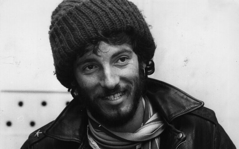 Die 1970er-Jahre waren die vielleicht spannendste Dekade der Pop- und Rockmusik, wenn es um das Setzen neuer Akzente geht: Egal ob Metal, Soul, Punk, Disco und vieles mehr - kaum eine Musikrichtung, die nicht zwischen 1970 und 1979 erfunden oder entscheidend weiterentwickelt wurde. So auch der Stadion-Rock, dem Bruce Springsteen (Bild) 1975 mit "Born to Run" einen großen Meilenstein schenkte. Die Galerie stellt dieses und 29 weitere Alben der 70er vor, die Musikgeschichte schrieben.