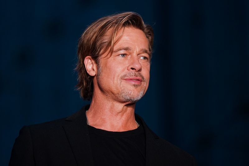 Man mag es sich kaum vorstellen. Aber vor seinem Durchbruch in Hollywood arbeitete Brad Pitt für die Fast-Food-Kette "El Pollo Loco". Allerdings nicht in der Küche. Als überdimensionales Hühnchen verkleidet lief er durch die Straßen und machte Werbung. Außerdem chauffierte er für Geld Stripperinnen zu ihren Auftritten.