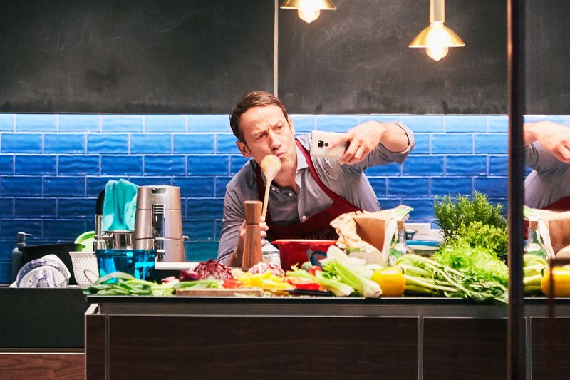 Die hochkarätig besetzte Komödie "Das perfekte Geheimnis" adaptiert einen italienischen Erfolgsfilm und macht vieles richtig. Aber nicht alles. Rocco (Wotan Wilke Möhring) empfängt seine Gäste und will sie mit köstlichem Essen verwöhnen. Ob das klappt?