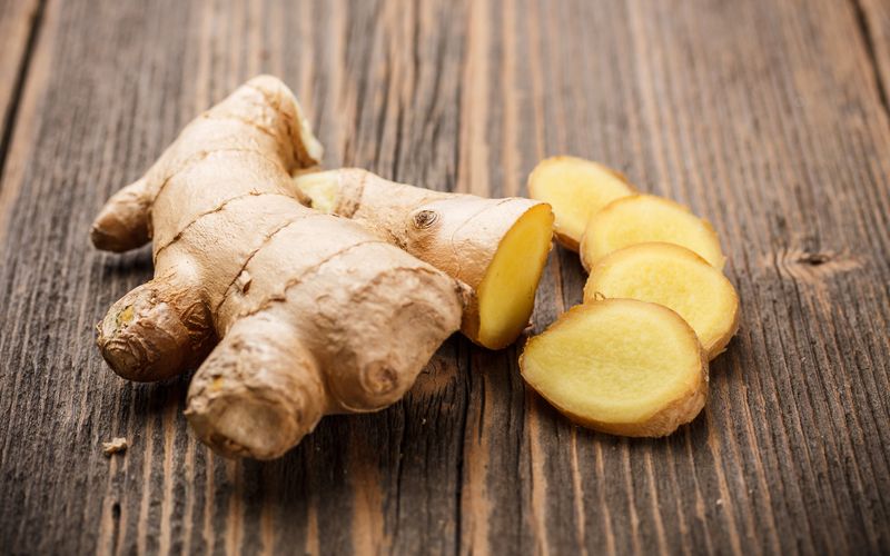 Seit Jahrtausenden wird in der chinesischen Medizin Ingwer eingesetzt. Kein Wunder, dass die Knolle auch hierzulande als Heilpflanze immer beliebter wird. Die arzneilichen Effekte sind breit gefächert, außerdem schmeckt Ingwer in Getränken oder Gerichten einfach richtig gut! In der Galerie erfahren Sie spannende Fakten rund um den Alleskönner Ingwer ...