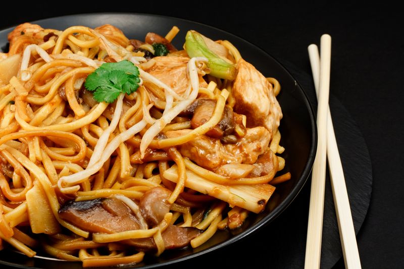 Glutamat verbinden wir vor allem mit chinesischem Essen. Doch auch in vielen Fertigprodukten steckt der chemisch hergestellte Geschmacksverstärker. Dieser blockiert die körpereigene Appetitregulation und verzögert den Eintritt des Sättigungsgefühls. Die Folge: Wir essen mehr als eigentlich nötig, da wir uns länger hungrig fühlen.