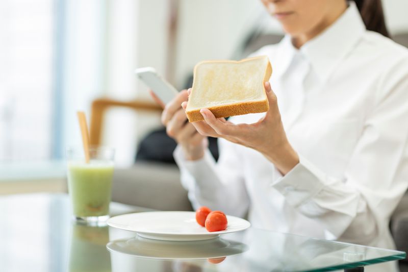 Sie würden gerne ein paar Pfunde verlieren, doch hungrig wollen Sie auch nicht sein? Dann sollten Sie darauf achten, was Sie zu sich nehmen. Denn überall lauern Fallen: Bestimmte Lebensmittel machen mehr Hunger, statt zu sättigen. Wir verraten Ihnen, in welchen Lebensmitteln sich sogenannte "leere Kalorien" verstecken und Sie so schnell wieder hungrig werden lassen ... 