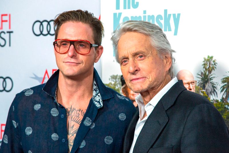 Ob Hollywood-Star Michael Douglas (rechts) inzwischen besser schlafen kann? Lange Zeit machte sein Sohn Cameron immer wieder Negativschlagzeilen. Aber mit seinen Nachwuchssorgen steht der Oscar-Preisträger nicht alleine da. Wir blicken auf Promi-Söhne und -Töchter, die hauptsächlich durch Skandale auffielen.