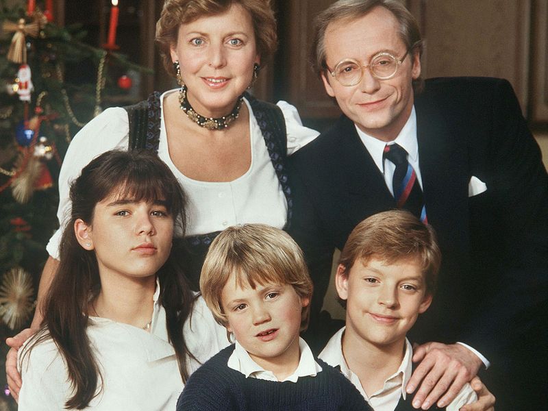 Sie wohnten im ersten Stock von Hausnummer 3 der "Lindenstraße": Am 8. Dezember 1985 lernte das deutsche TV-Publikum erstmals die Beimers kennen, (von links) Tochter Marion, Mutter Helga, Vater Hans, Klausi und sein älterer Bruder Benny avancierten zu einer der populärsten TV-Familien. Wir zeigen, was aus ihnen und anderen "Lindenstraße"-Darstellern der ersten Stunde wurde ...