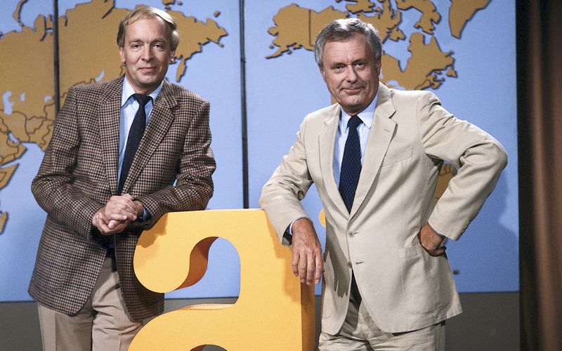 Im Oktober 1983 feierte Rudolf Radke (rechts) zusammen mit Peter Berg das zehnjährige Bestehen des "auslandsjournals". Erstmals ging das ZDF-Format 1973 auf Sendung.