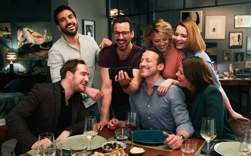 Das Lachen wird ihnen bald vergehen, von links: Simon (Frederick Lau), Leo (Elyas M'Barek), Pepe (Florian David Fitz), Rocco (Wotan Wilke Möhring), Bianca (Jella Haase), Carlotta (Karoline Herfurth) und Eva (Jessica Schwarz) treffen sich auf ein Abendessen und lassen sich auf ein verhängnisvolles Spiel ein.