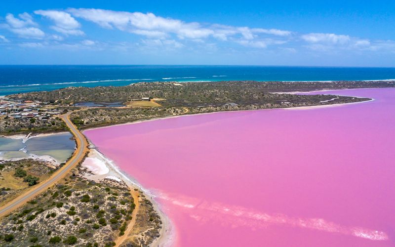 Im Westen Australiens liegt dieser außergewöhnliche Salzsee. Die Hutt Lagoon wird mit ihrer pinken Farbe zu einem beliebten Fotomotiv, nicht nur für Touristen, sondern auch Werbefotografen nutzen das Gewässer gerne als Kulisse ...