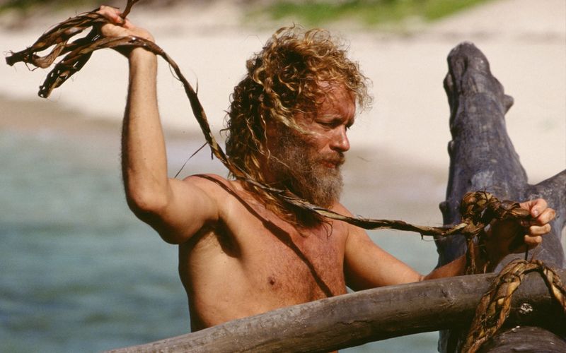 Am Anfang der Film-Robinsonade über einen auf einer einsamen Insel gestrandeten Paketdienst-Mitarbeiter war der Oscar-Preisträger noch gut im Futter. Doch gegen Ende des Films treten die Knochen hervor. In der einjährigen Drehpause hatte Hanks reichlich abgespeckt. 25 Kilogramm soll er in dieser Zeit abgenommen haben. Alles für die Authentizität.