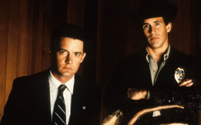 Vor 35 Jahren, am 8. April 1990, lief der Pilotfilm zu "Twin Peaks" im US-Fernsehen - das Meisterwerk von Kultregisseur David Lynch gilt bis heute als eines der besten und einflussreichsten TV-Formate aller Zeiten. Auf welchem Platz der revolutionäre Mix aus Mystery, Horror und Seifenoper in unserem Ranking der 30 besten Serien aller Zeiten landet, sehen Sie hier ... 