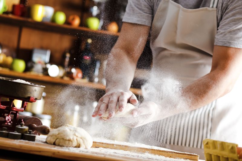 August Oetker startete Ende des 19. Jahrhunderts den Vertrieb eines Backtriebmittels mit dem Hauptbestandteil Natriumhydrogencarbonat (kurz Natron), das bis heute eine wichtige Zutat in fast jedem Kuchen ausmacht: Backpulver. Und auch im Haushalt ist das Pülverchen ein wahrer Alleskönner ...