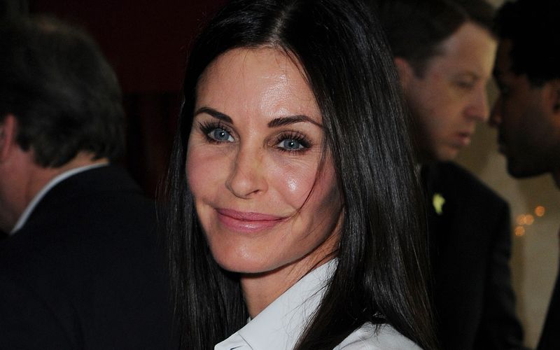 Fast nicht wiederzuerkennen? Um "jünger" auszusehen, ließ sich "Friends"-Star Courteney Cox vor einigen Jahren Botox spritzen - mit sichtbar äußerst mäßigem Erfolg. Danach erkannte die Schauspielerin, dass die Behandlung keine gute Idee gewesen war. Welche Promis ebenfalls ihre Schönheitseingriffe im Nachhinein bereuten, zeigt die Galerie.