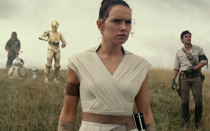 Von links: Chewbacca (Joonas Suotamo), C-3PO (Anthony Daniels), Rey (Daisy Ridley) und Poe (Oscar Isaac) gehen Hinweisen nach, die sie zum Imperator führen sollen.