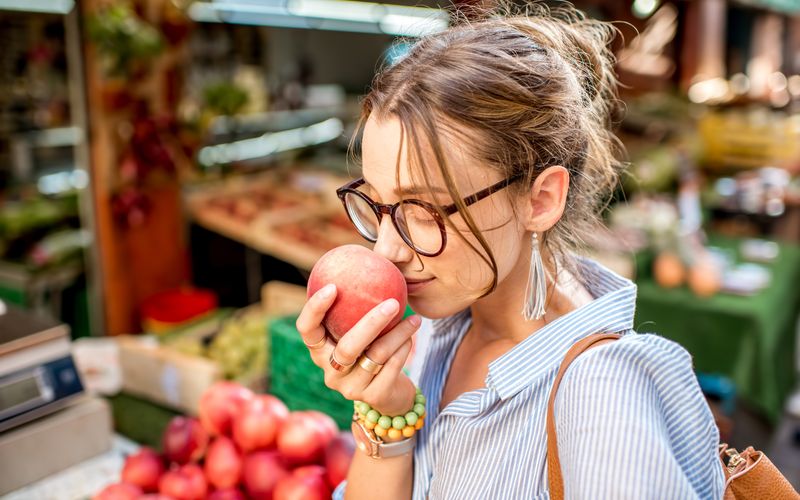 Bei Pfirsichen lautet die Devise: Verlassen Sie sich auf Ihre Nase. Die Frucht ist umso reifer, je aromatischer und intensiver der Duft ist. Anhand der Farbe des Pfirsichs können Sie allerdings keine Schlüsse auf den Reifegrad des Pfirsichs ziehen.