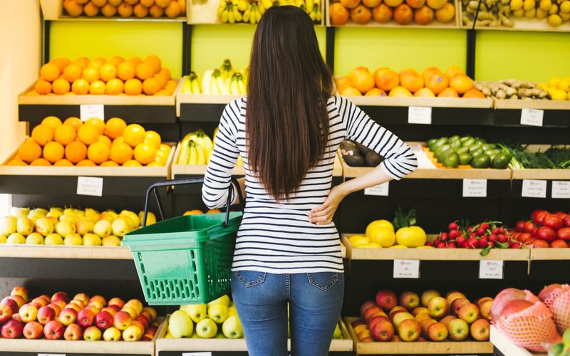 Sie kennen das: Man steht in der Obst- und Gemüseabteilung und hat keine Ahnung, ob die Avocado, die man kaufen will, schon reif genug ist, auch bei der Kiwi ist man sich meist nicht ganz sicher. Und reingucken geht ja schließlich nicht. Doch es gibt ein paar einfache Tricks, an denen Sie erkennen können, ob Sie schon zugreifen können ...