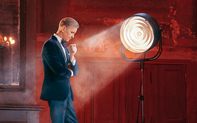 Der Leiter des Palast Orchesters Max Raabe kommentiert im Film die Songs aus düsterer Zeit.