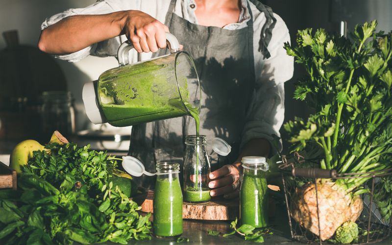 Natürlich ist es praktisch, sämtliche Gemüsesorten zu pürieren und so die verrücktesten Smoothie-Variationen auszuprobieren. Doch nicht alles, was man pürieren kann, sollte man auch roh essen. Bei einigen Gemüsesorten könnte das sogar schädlich für den Körper sein.