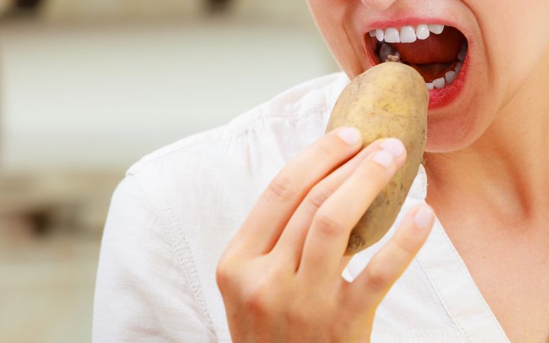 Wer sich bewusst ernährt, weiß schon lange, dass Rohkost sehr gesund sein kann. Doch nicht alle Obst- und Gemüsesorten eignen sich, sie in ungekochtem Zustand zu sich zu nehmen, sie sind teilweise sogar giftig. In der Galerie erfahren Sie, welche Lebensmittel Sie unbedingt vor dem Verzehr kochen sollten. 