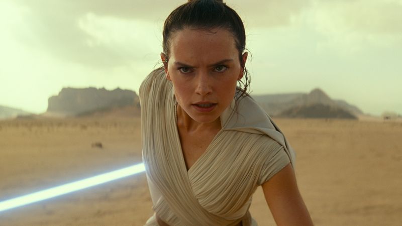 Auch wenn "Der Aufstieg Skywalkers" (Bild, 2019) die Geschichte um Luke Skywalker und Co. zu einem imposanten Finale brachte: Auserzählt ist die Welt von "Star Wars" noch lange nicht. Mehrere Filme sind derzeit in der Planung, außerdem verlagert sich die "Star Wars"-Welt immer mehr ins Serienformat. Wir geben Ihnen einen Ausblick über die Projekte, die uns in den nächsten Jahren erwarten.