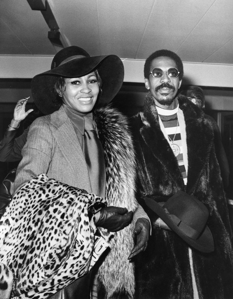 Als sie ihren späteren Mann Ike Turner kennenlernte, war sie 18 Jahre alt: Anna Mae Bullock, die spätere Tina Turner. 18 Jahre verbrachte sie mit dem Songwriter, Musiker und Bandleader Ike. Beruflich eine erfolgreiche, wenn auch extrem arbeitsintensive Zeit. Privat jedoch: die reine Hölle.