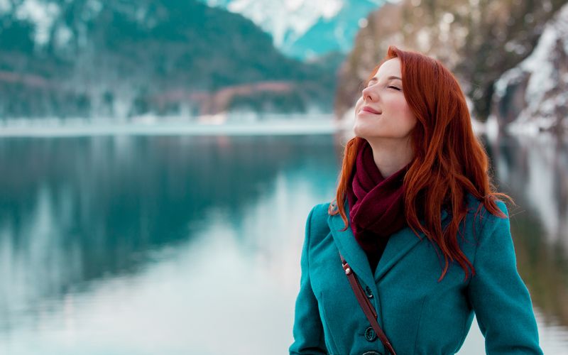 Es ist kalt, düster und Sie fühlen sich antriebslos und müde. Ganz klar - der Winterblues hat Sie voll im Griff! Doch lassen Sie sich nicht runterziehen und verkriechen Sie sich bloß nicht. Mit diesen Tipps können Sie aktiv gegen trübe Stimmung vorgehen!
