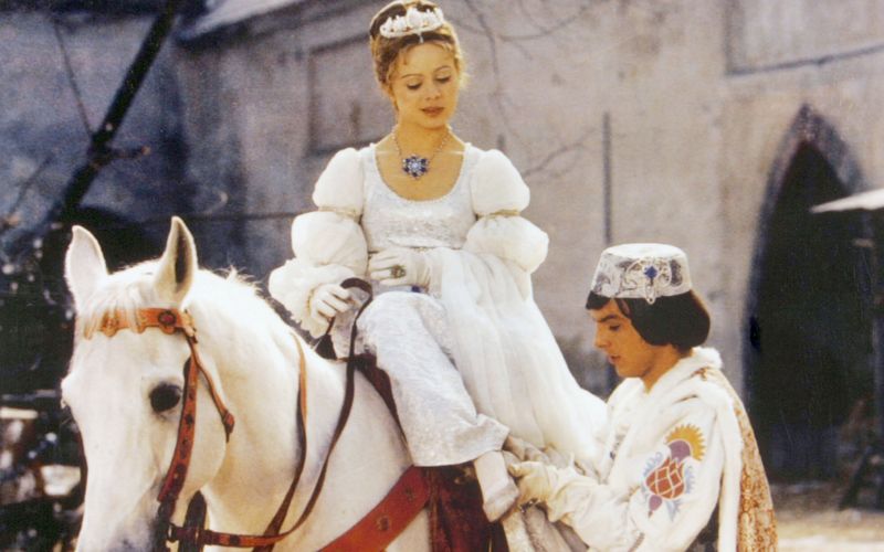 In "Drei Haselnüsse für Aschenbrödel" verzaubern Prinz (Pavel Trávnícek) und Aschenbrödel (Libuse Safránková) seit Jahren das Publikum in der Weihnachtszeit. Dieses Jahr ist der Film 15 Mal im Fernsehen zu sehen.