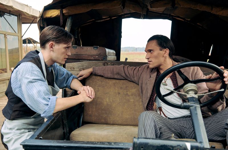 Der ausgewanderte Deutsche Fidelis Waldvogel (Jonas Nay, links) lernt den Indigenen und Zirkusartisten Cyprian (Vladimir Korneev) kennen.