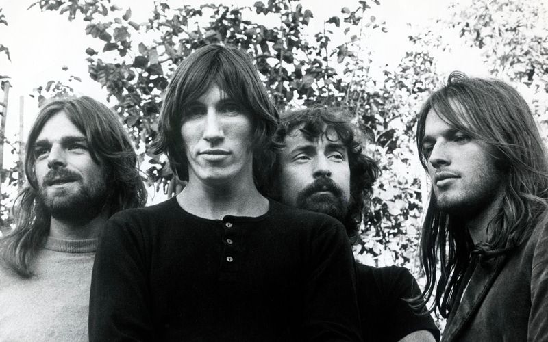 Am 6. März feiert er seinen 80. Geburtstag: Eigentlich war Gitarrist David Gilmour (rechts) zunächst "nur" als Backup für Gründungsmitglied Syd Barrett eingeplant gewesen, der aber schon bald wegen seiner Drogen- und psychischen Probleme die Band verlassen musste. Vielleicht lag es daran, dass Roger Waters, der daraufhin zum Pink-Floyd-Mastermind avancierte, Gilmour scheinbar nie als vollwertigen Ersatz anerkannte.

