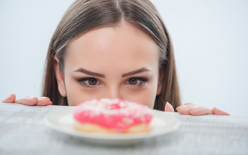 Zucker aktiviert das Belohnungssystem im Gehirn und sorgt für Glücksgefühle im Körper. Vor allem, wenn er mit Fett kombiniert wird. So lecker Donuts, Schokolade und Zimtschnecken auch sind, so können sie im Übermaß verzehrt für zahlreiche gesundheitliche Probleme sorgen.