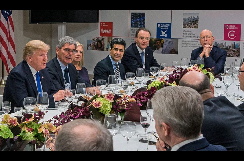 Dinnertafel mit Donald Trump (links), Prof. Klaus Schwab (sechster von links) und Europas Wirtschaftselite beim Weltwirtschaftsforum in Davos 2018.
