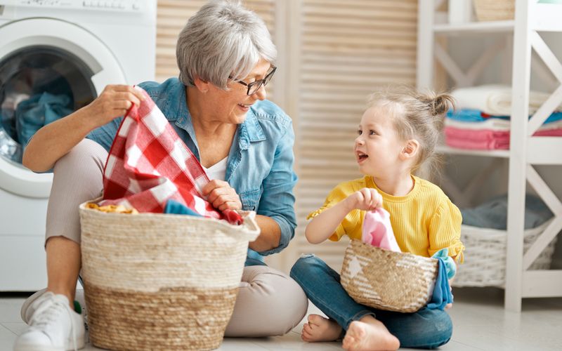 "Früher haben wir das immer so gemacht" - das haben Sie bestimmt schon oft von der Großmutter gehört. Und tatsächlich gibt es gute alte Hausmittel, die auch heute noch effektiv im Haushalt anwendbar sind. Wir verraten Ihnen die besten Haushaltstipps aus Omas Fundgrube in unserer Galerie!
