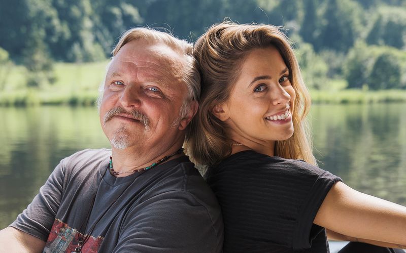 Axel Prahl und Schlagerstar Vanessa Mai - in ihrer ersten Filmrolle - spielen im ARD-Drama "Nur mit dir zusammen" aus dem Jahr 2020 Vater und Tochter - beide tätig im Musikbusiness.