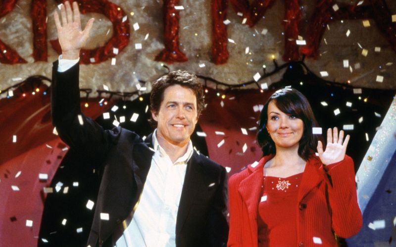 Ein tanzender Premier, ein völlig verkorkster Rockstar, ein verliebter kleiner Junge - für viele Filmliebhaber gehören sie inzwischen zum Weihnachtsfest dazu: Längst ist "Tatsächlich ... Liebe" zum modernen Weihnachtsklassiker geworden. Vor genau 20 Jahren, am 20. November 2004, kam der Episodenfilm in die deutschen Kinos. Was die Stars des Films heute machen, erfahren Sie in unserer Galerie.
